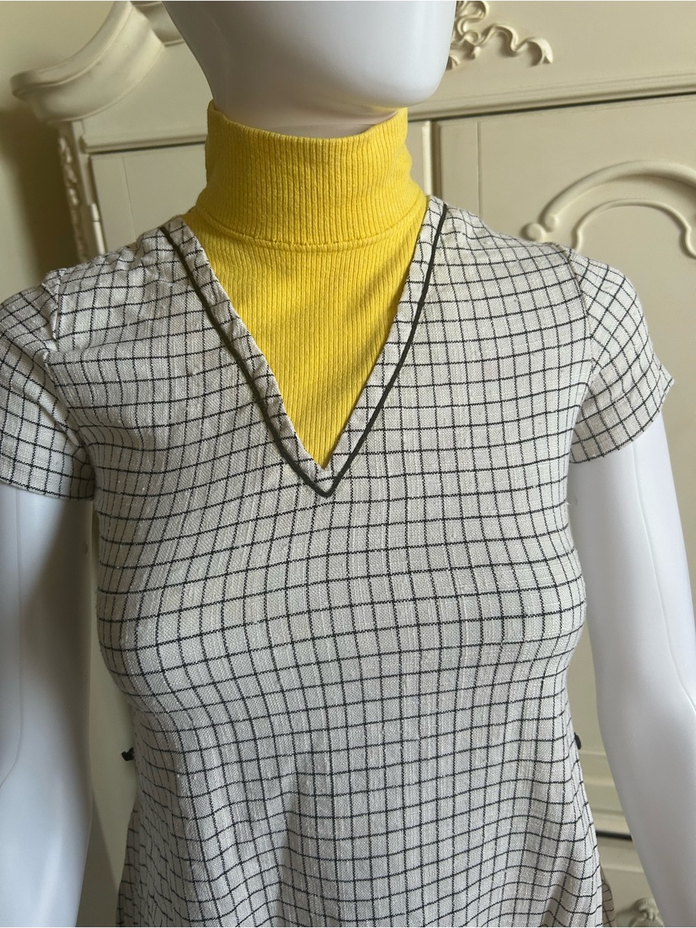 1970s White Grid V-Neck Short Sleeve Dress - Picture 2 of 4